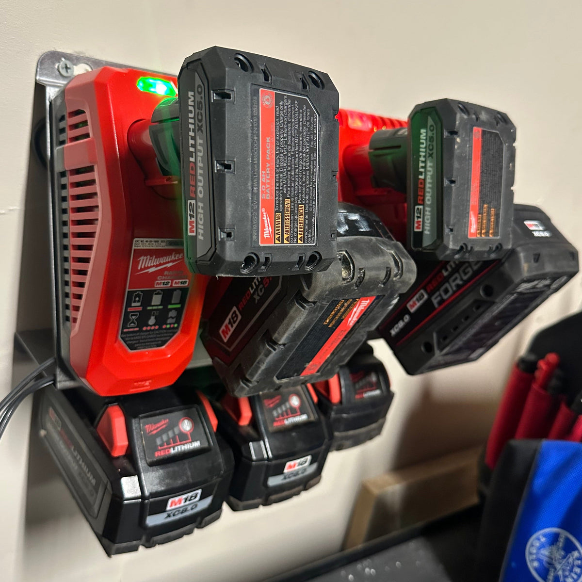Milwaukee 2x M18 M12 rapid battery charger wall mount plate with 20° angle, designed for van, truck, and contractor use.