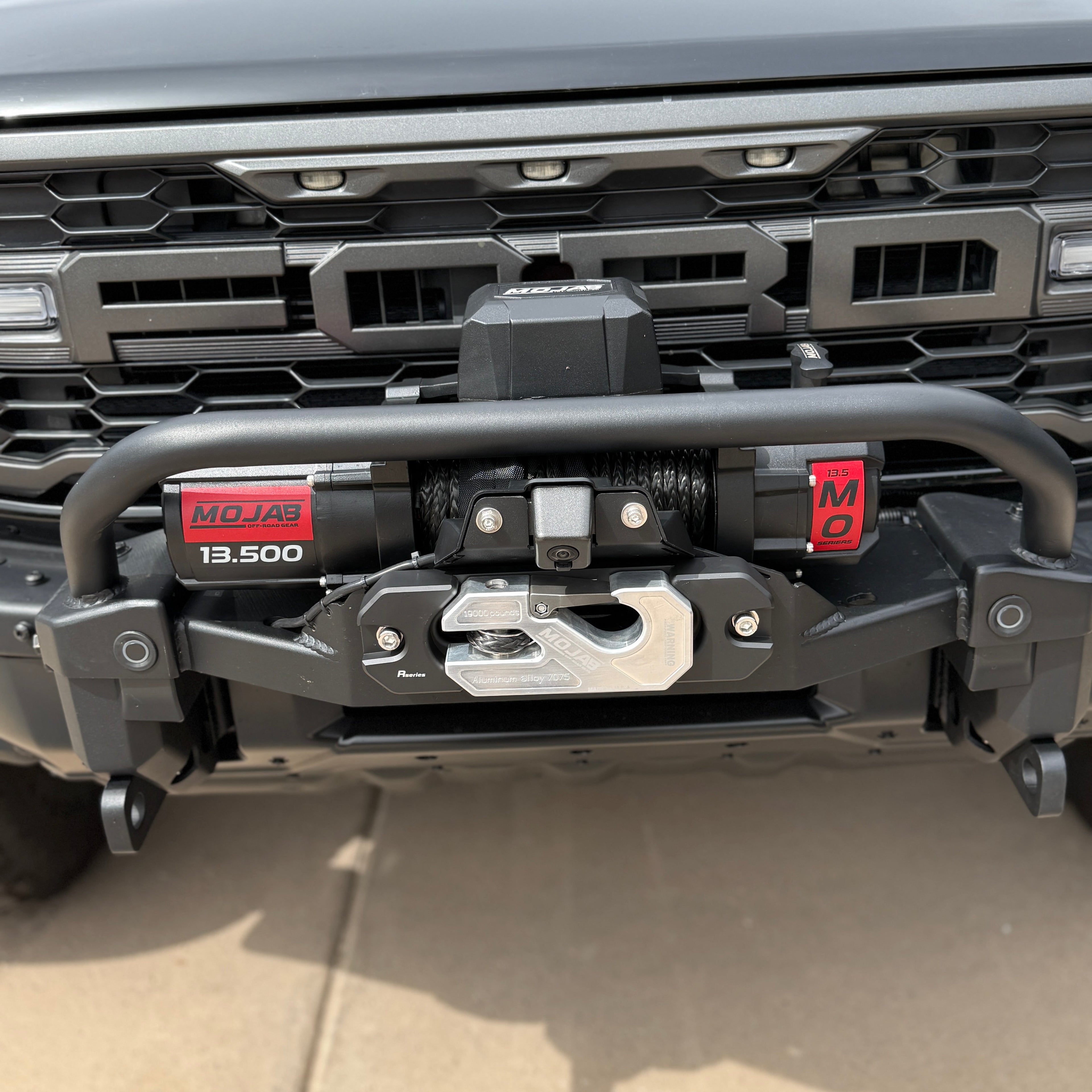 MOJAB OFFROAD MO13.5 Series electric winch with steel cable and steel mounting plate for off-road vehicle recovery.