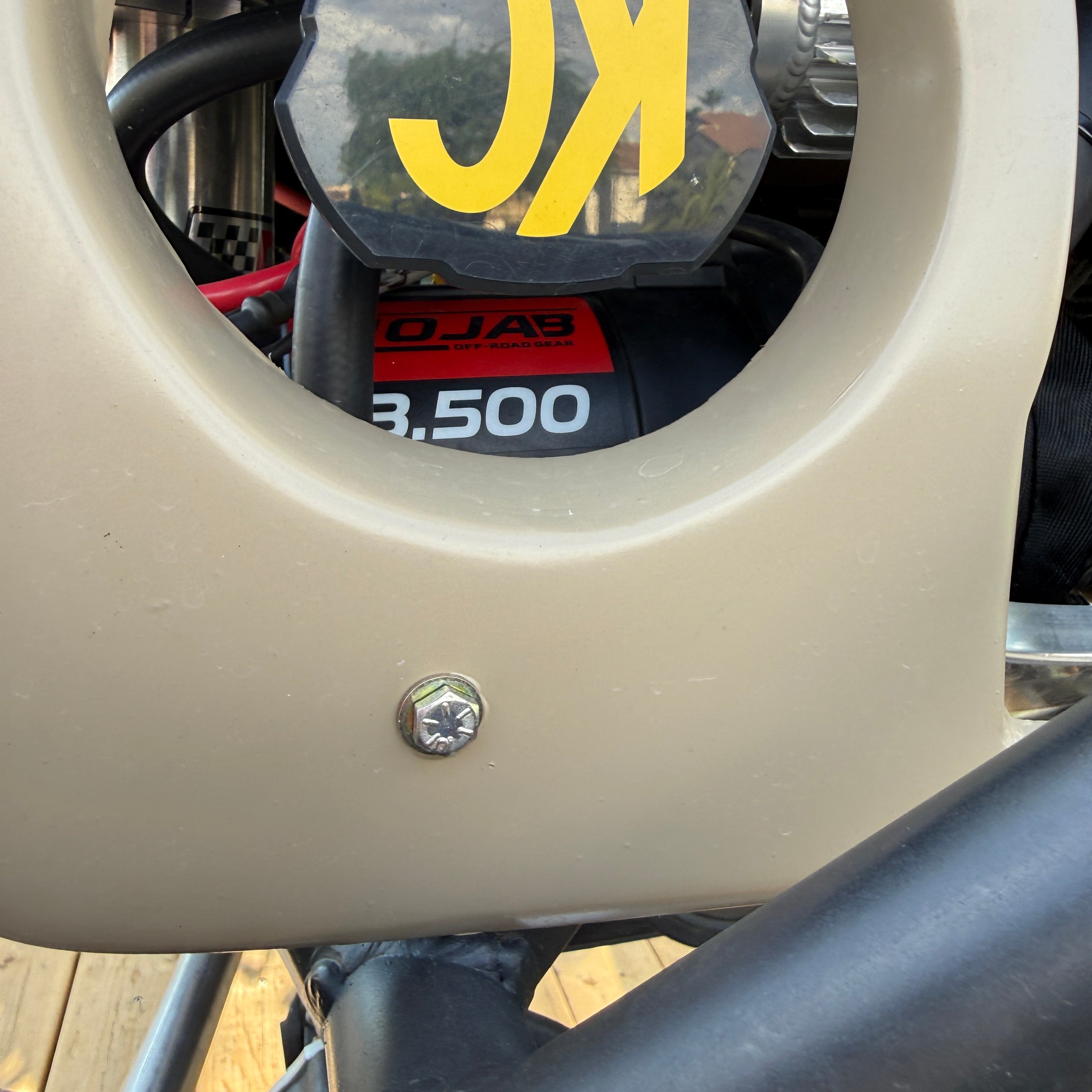 MOJAB OFFROAD MO13.5 Series electric winch with steel cable and remote control for off-road vehicle recovery.