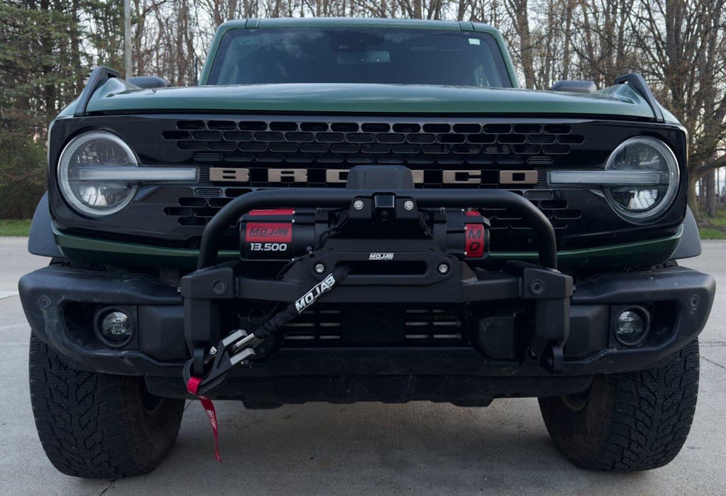 MOJAB OFFROAD MO13.5 Series Electric Winch with durable metal construction and remote control for off-road vehicle recovery.