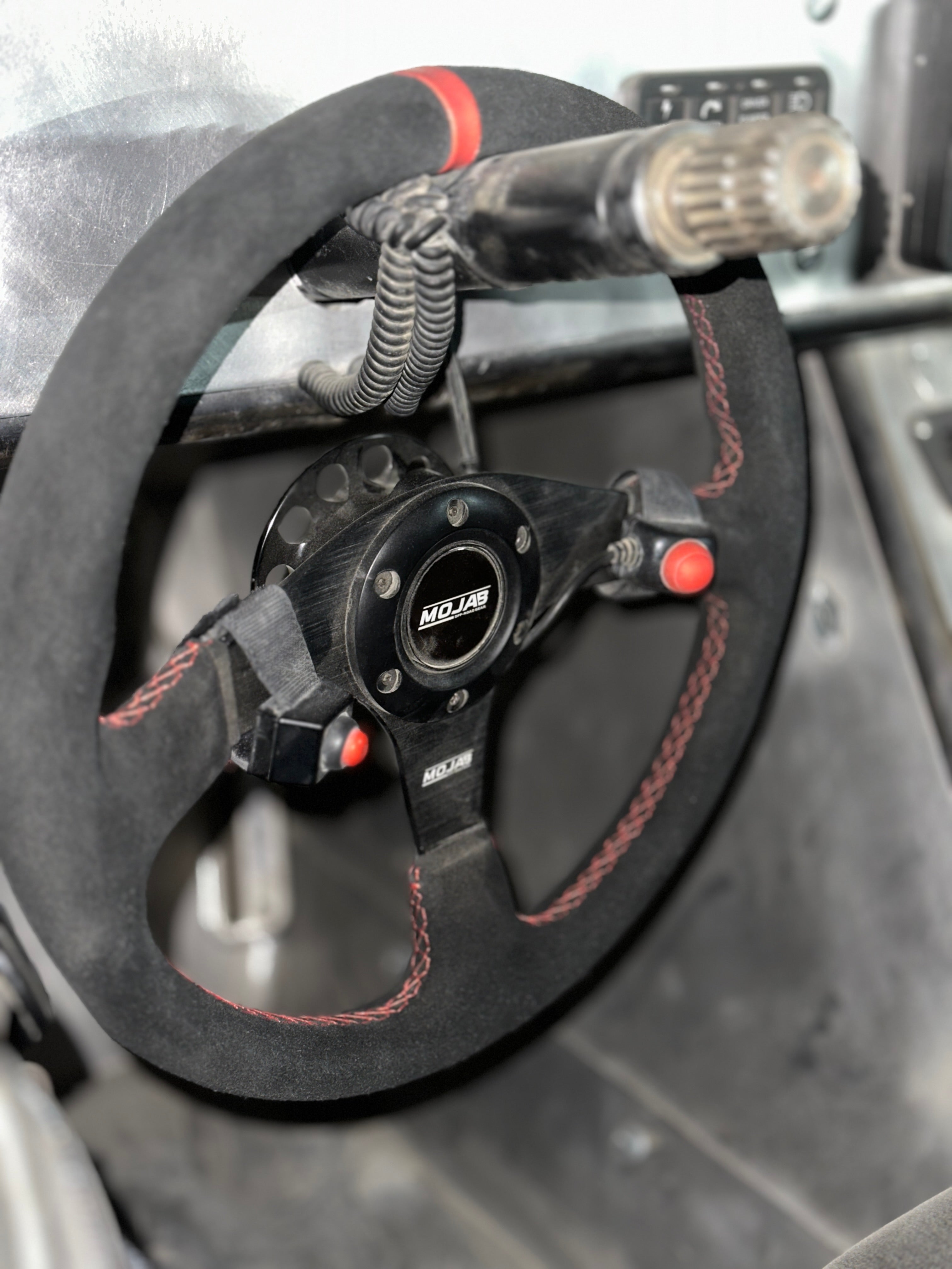 13.5-inch MOJAB OFFROAD flat steering wheel in premium leather or suede with ergonomic design for off-road vehicles.