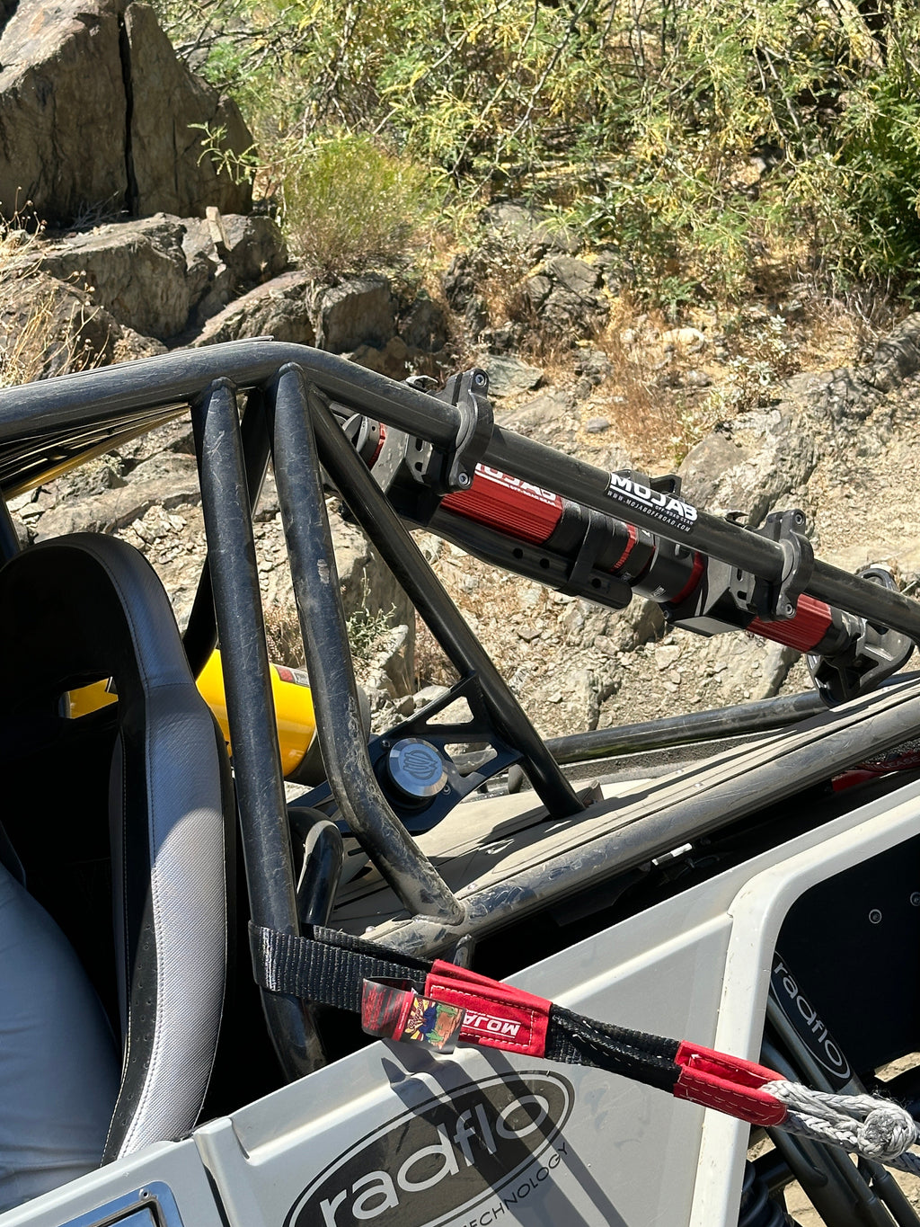 Mojab Offroad 2x4-inch short tow strap with heavy-duty design and secure hooks, suitable for vehicle recovery and winching.