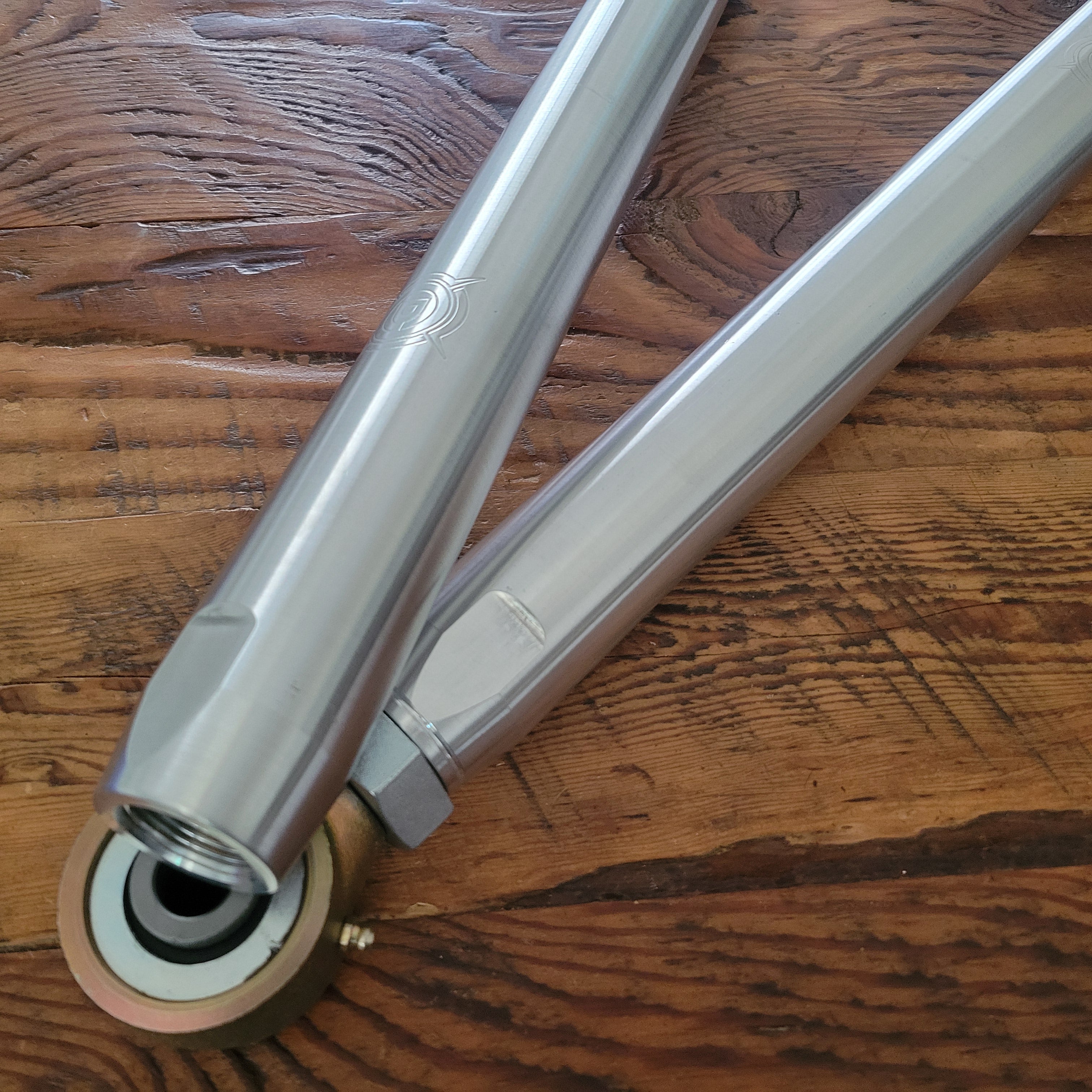 Overland Custom Design 80 Series LC lower control arms for Toyota Land Cruiser, sturdy suspension upgrade, black metal finish.